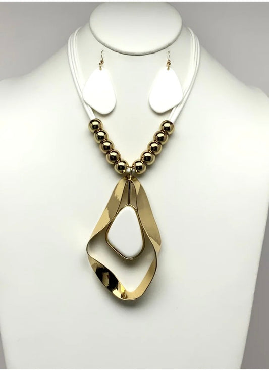 The Unique Necklace Set